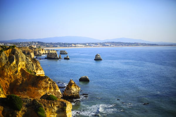 Vue sur l'océan d'une plage d'algarve Vue sur l'océan d'une plage d'algarve