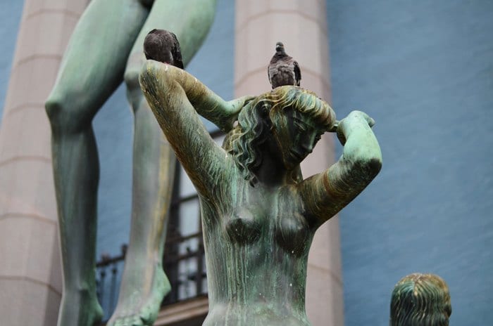 Les statues de la place Hötorget Les statues de la place Hötorget