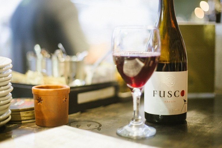 Une bouteille de vin pour accompagner le repas