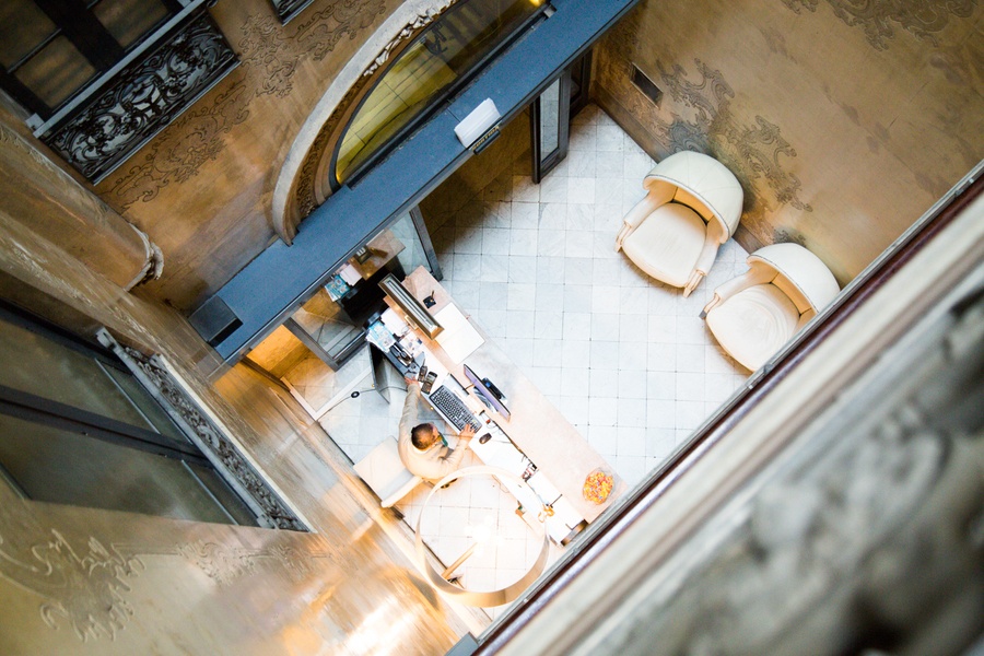 La réception de l'hôtel