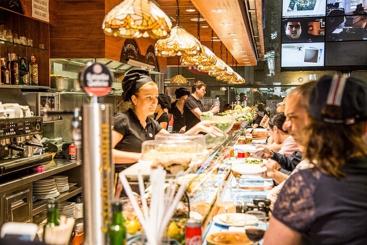 Le bar central au marché de La Boqueria
