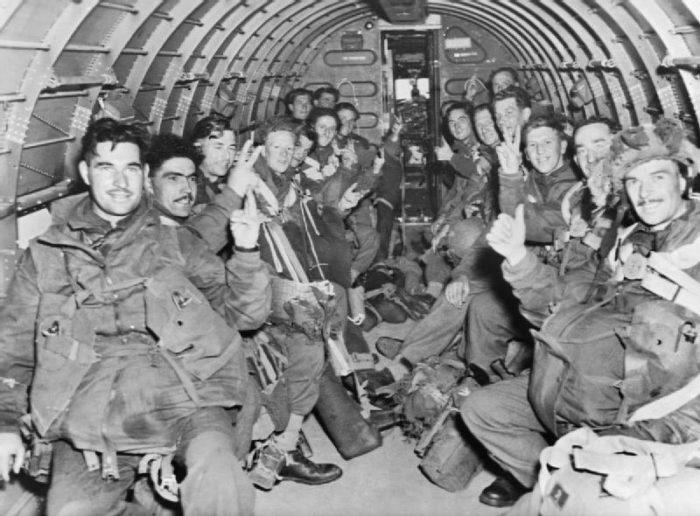 Des parachutistes alliés Des parachutistes alliés