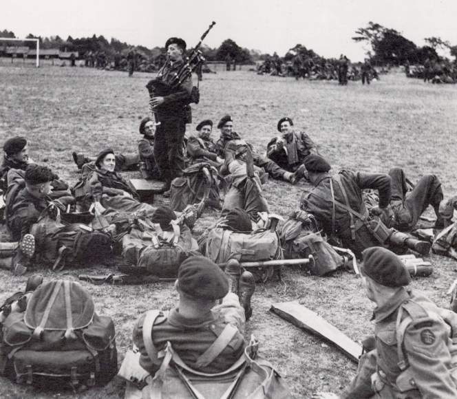 Le soldat Bill Millin et sa célèbre cornemuse Le soldat Bill Millin et sa célèbre cornemuse