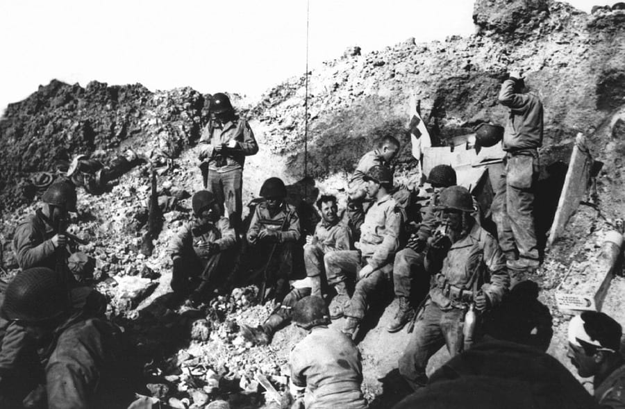 Soldiers_resting_at_Pointe_du_Hoc