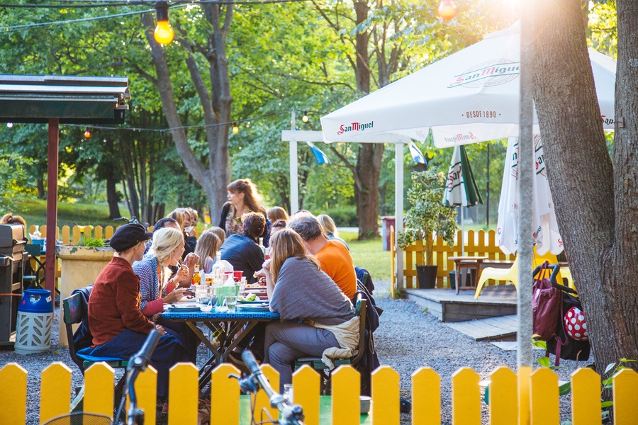 Un barbecue au milieu d’un restaurant extérieur à Stockholm