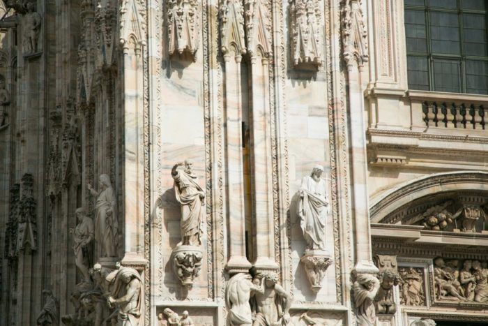 Le Duomo de Milan Les statues sur la façade en marbre du Duomo de Milan