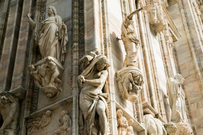 Se rendre au Duomo de Milan Statues sur la façade du Duomo de Milan