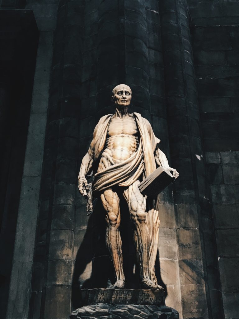 L'imposant Duomo de Milan duomo milan statue Saint-Barthelemy