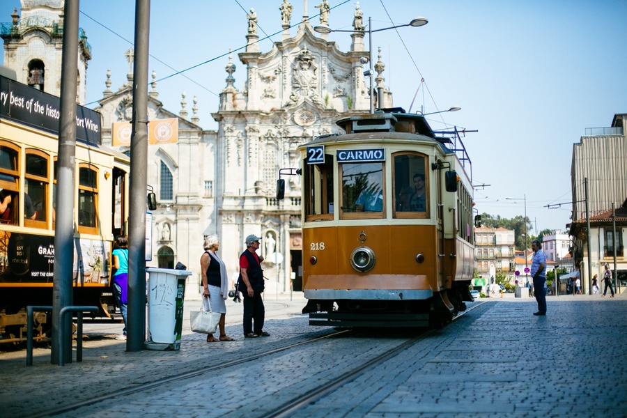 Monter dans le tramway de Porto Monter dans le tramway de Porto