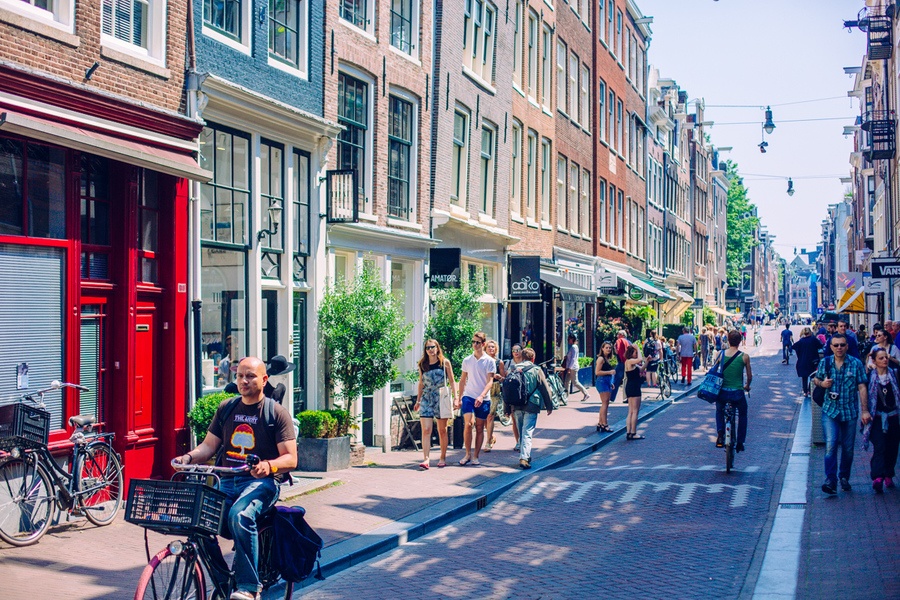 Shopping dans le quartier de Grachtengordel à Amsterdam Shopping dans le quartier de Grachtengordel à Amsterdam