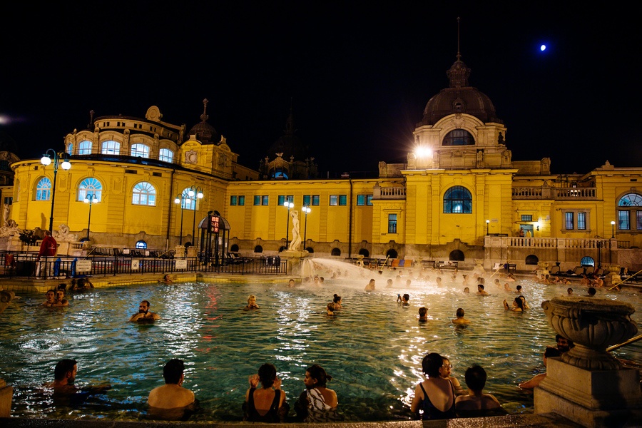 Les Bains Széchenyi de nuit Bains-Széchenyi-nuit