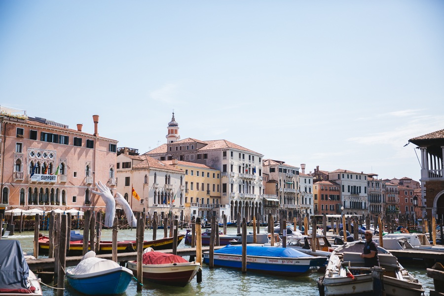 grand canal-gondoles-biennale-venise grand canal-gondoles-biennale-venise
