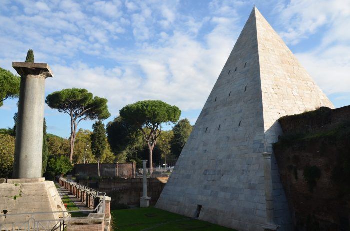 Pyramide de Cestius, Rme