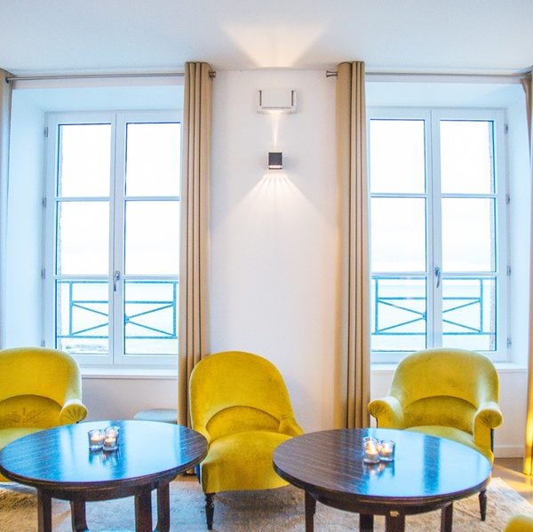 Nous avons été charmés par la décoration design, claire et très épurée
